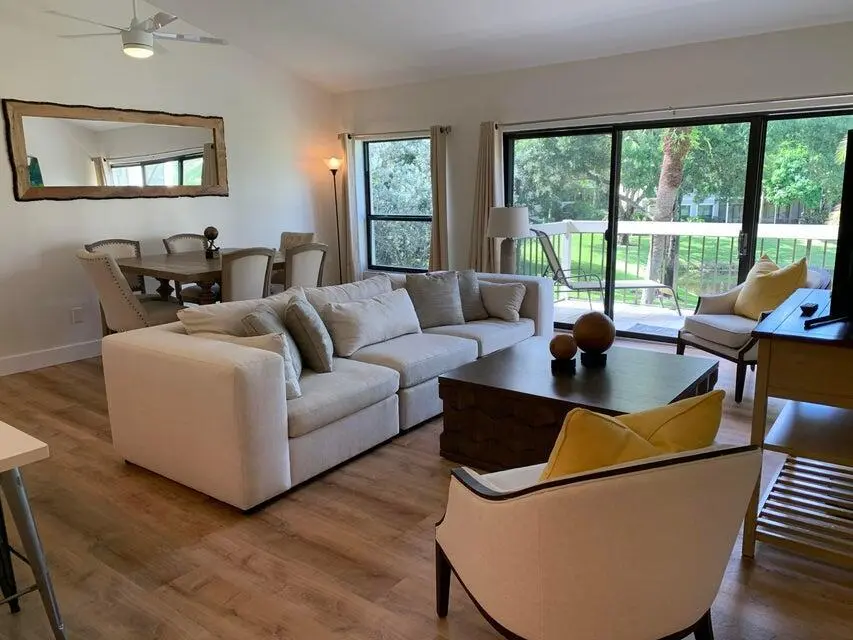 1:1 living at 11863 Wimbledon Circle 508, Wellington