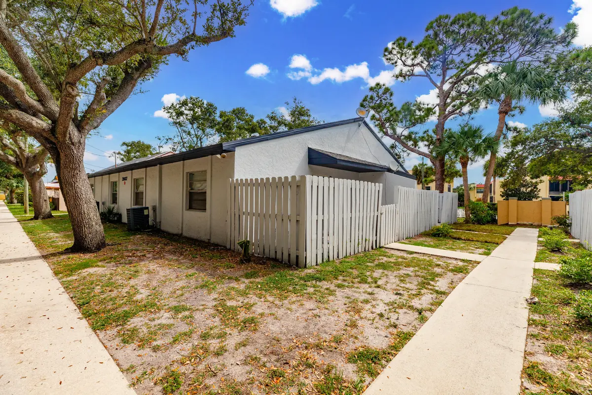 240822_BlaisMedia&Marketing_Blais_2007Ol at 2007 Oleander Boulevard Apt D, Fort Pierce