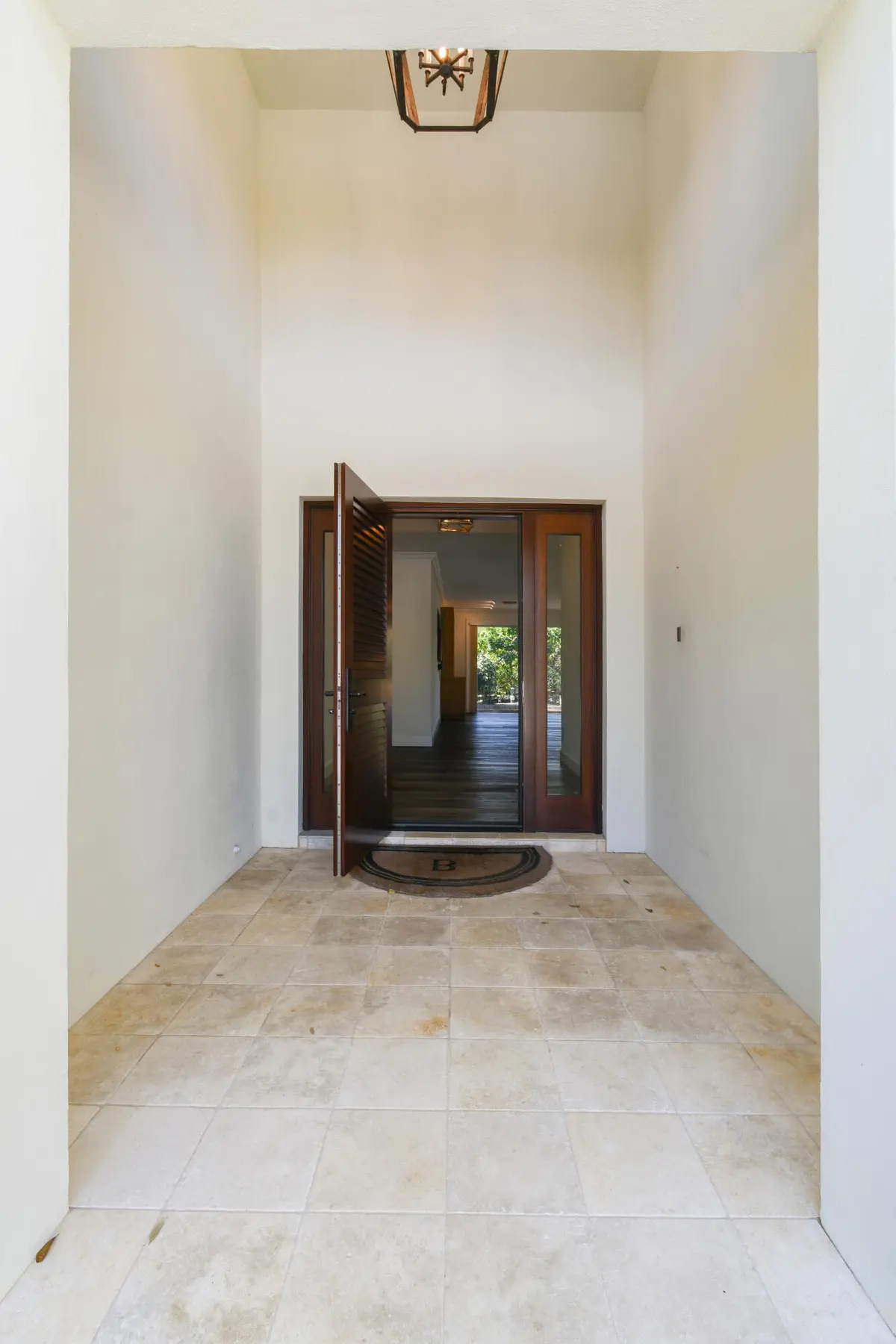 Entry at 104 Weomi Lane, Jupiter