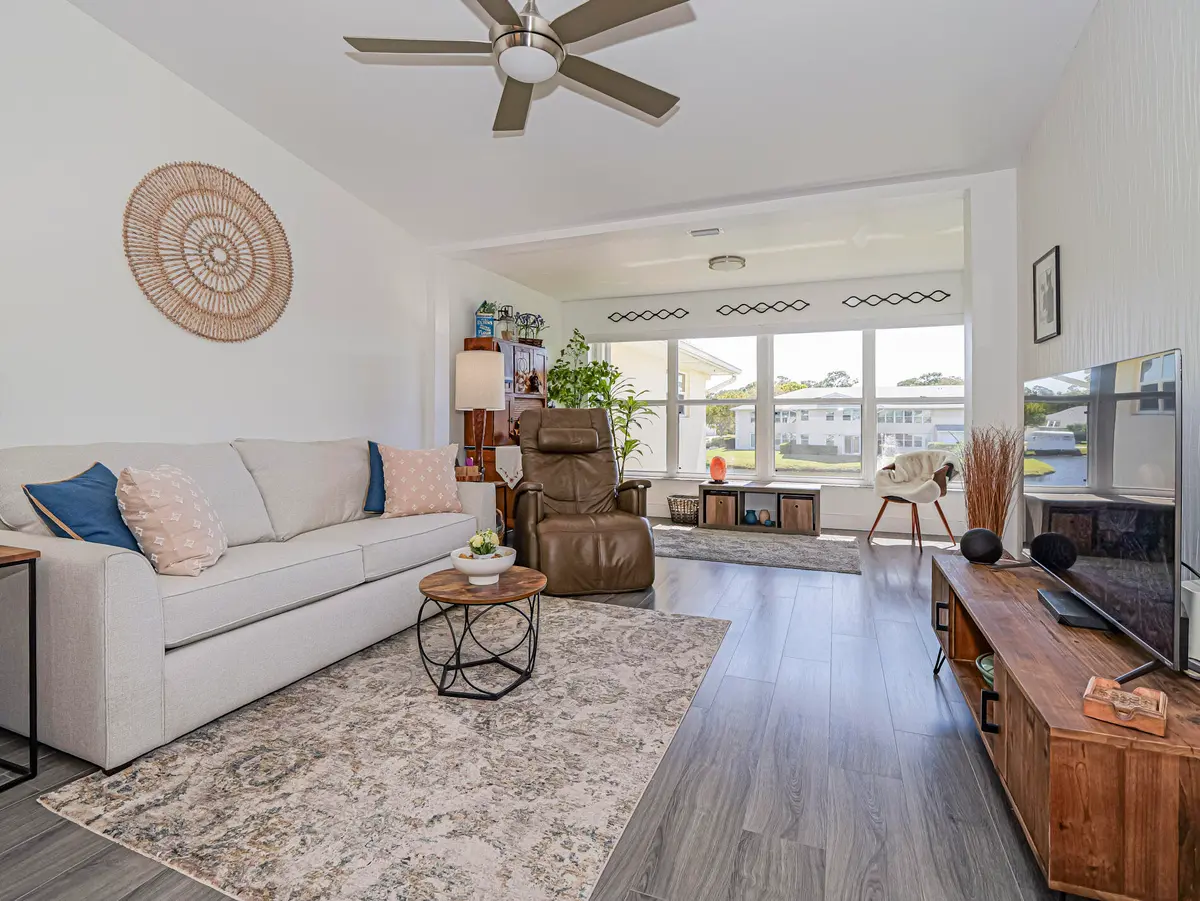 Welcome home at 675 W Lake Jasmine Circle 206, Vero Beach