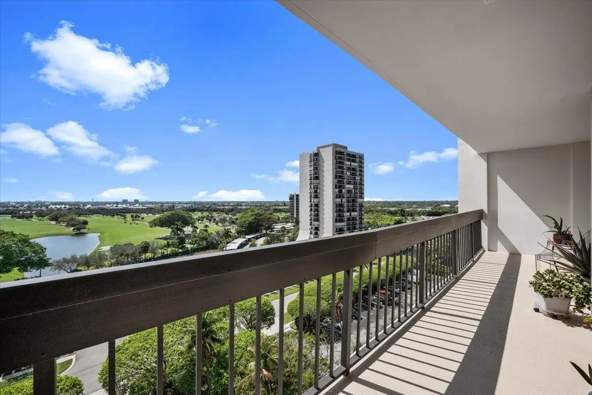 15-LUX_0140 at 2400 Presidential Way 1005, West Palm Beach