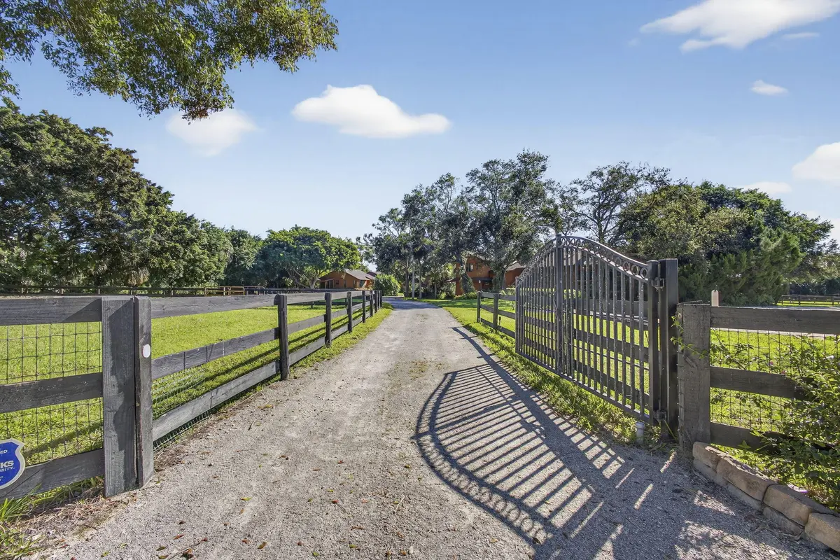 Front Gate at 852 Cindy Drive, Wellington
