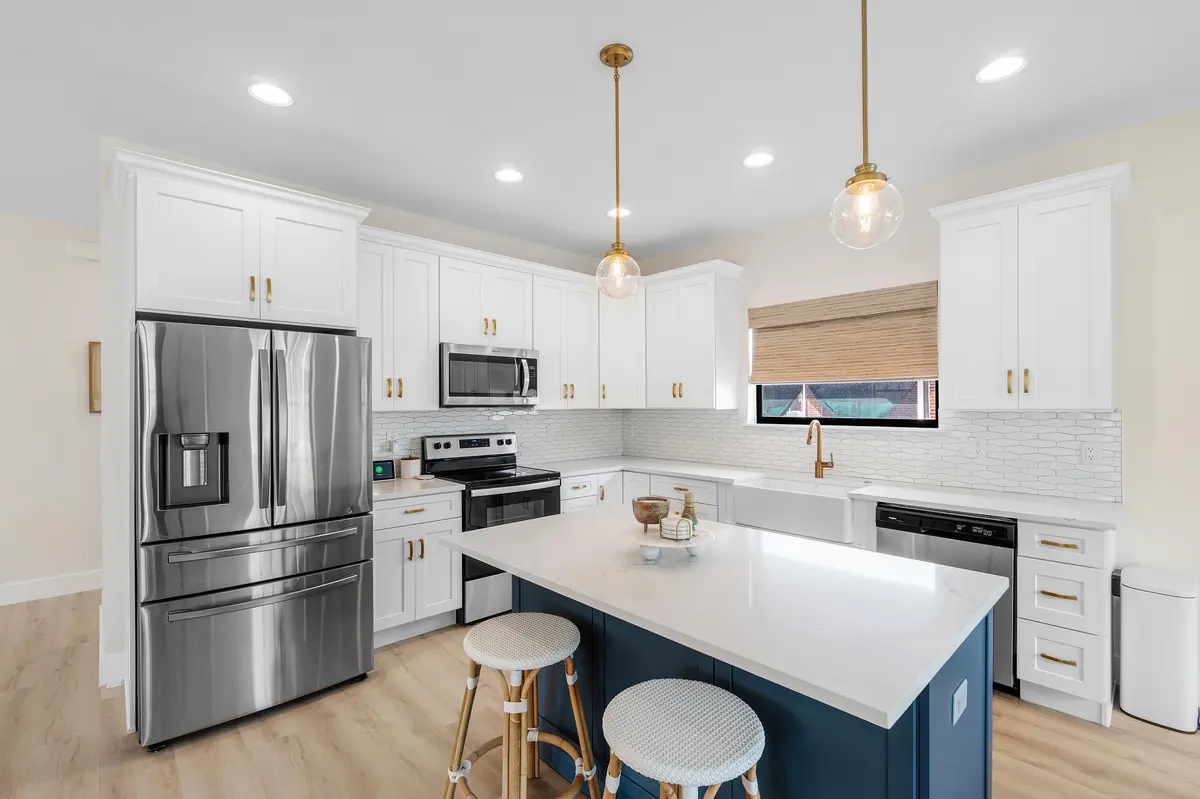 Large Eat-In Island at 7606 S Olive Avenue, West Palm Beach