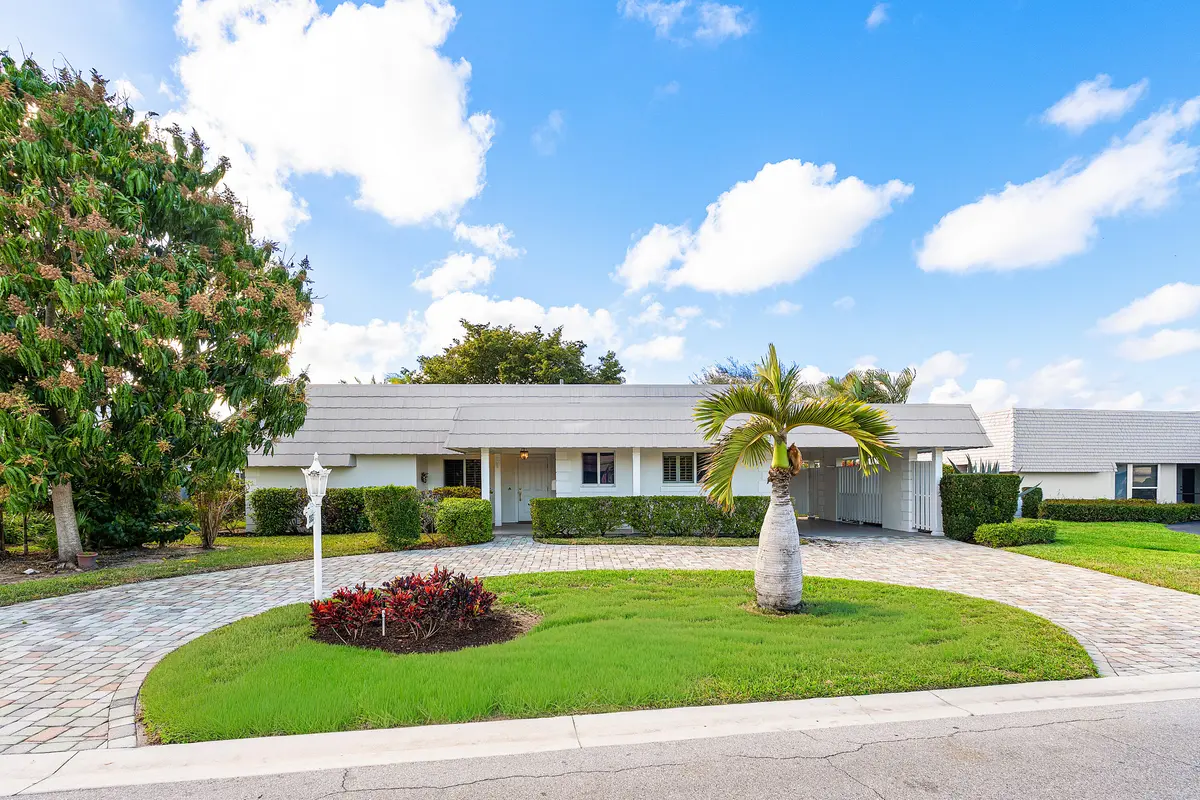 Front View at 383 Villa Drive, Atlantis
