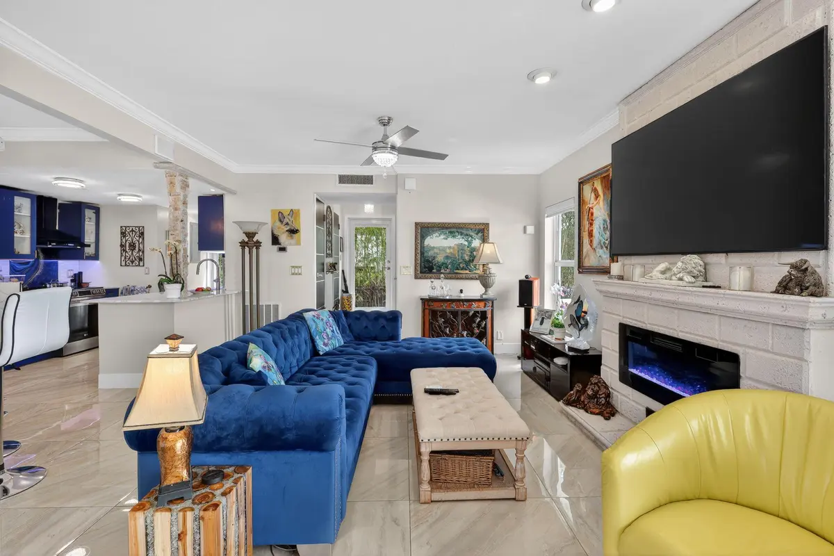 Living at 1524 SE 12th Street 6, Fort Lauderdale