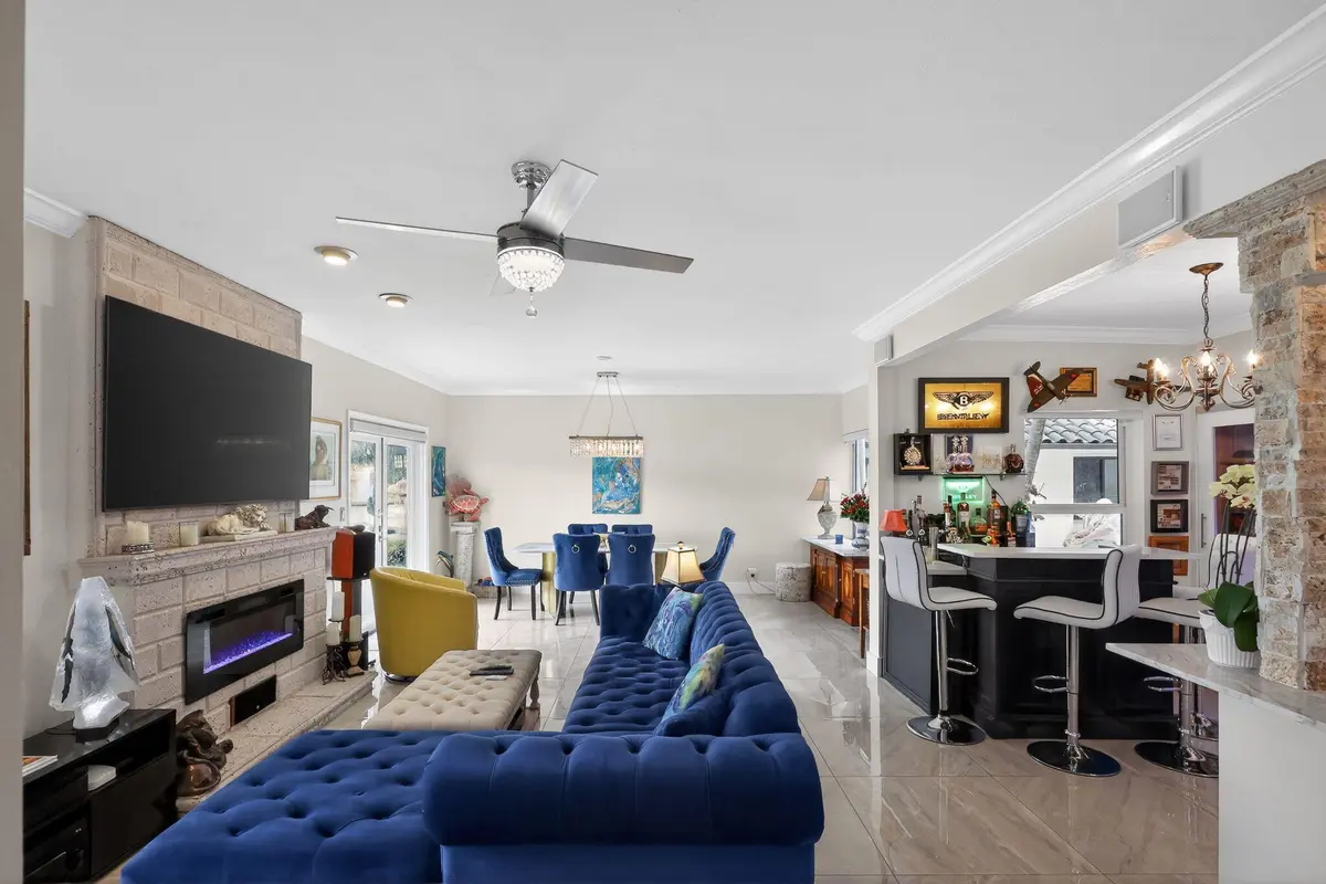 Living at 1524 SE 12th Street 6, Fort Lauderdale