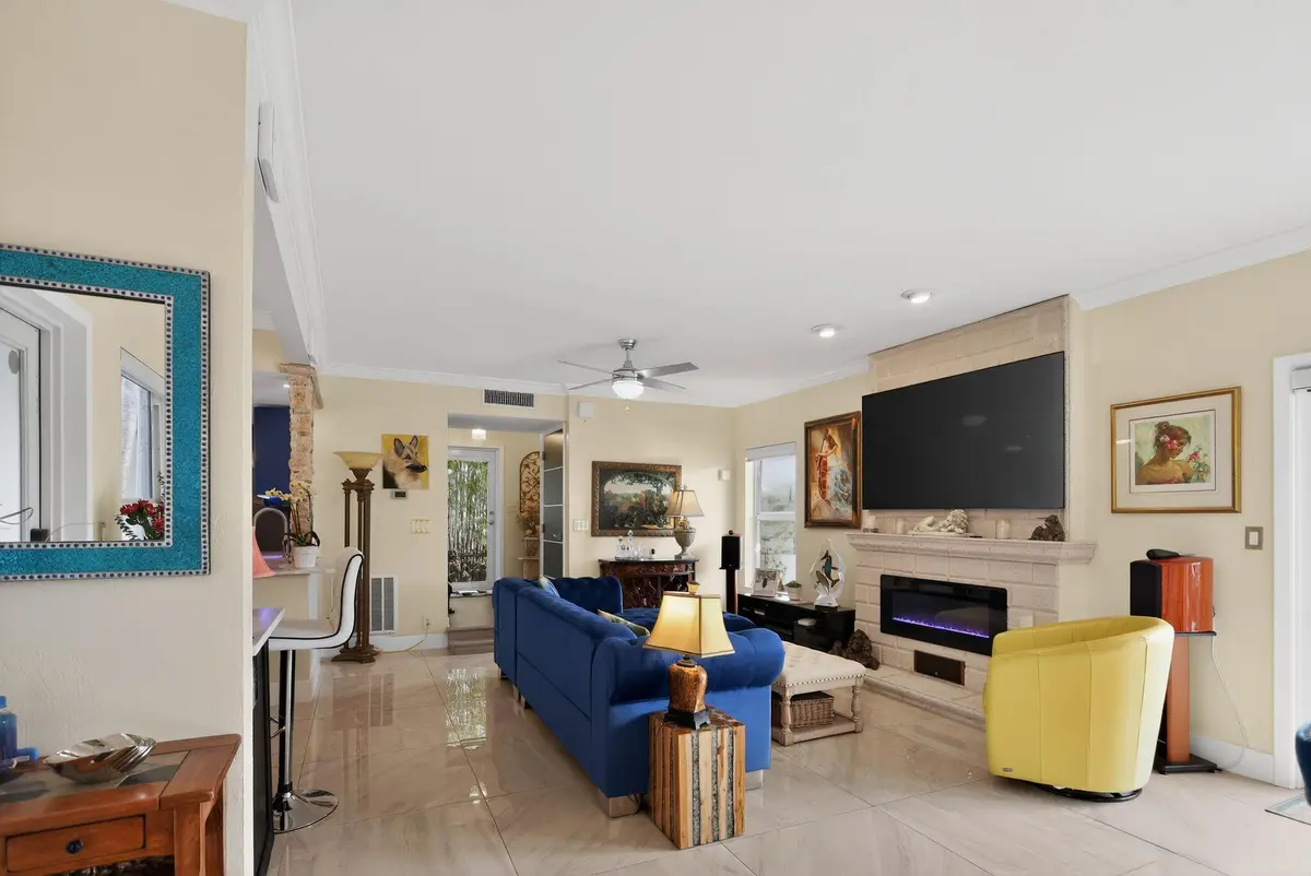 Living at 1524 SE 12th Street 6, Fort Lauderdale