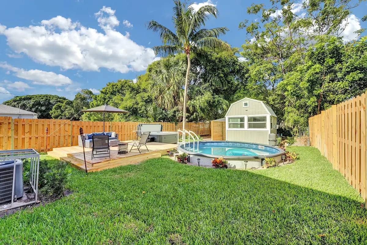 Side Yard at 240 NW 9th Avenue, Delray Beach