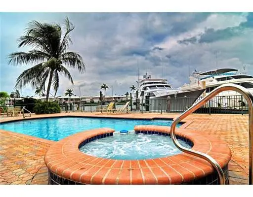 Swimming Pool/Hot Tub/Sauna at 1050 Seminole Drive 2-C, Fort Lauderdale