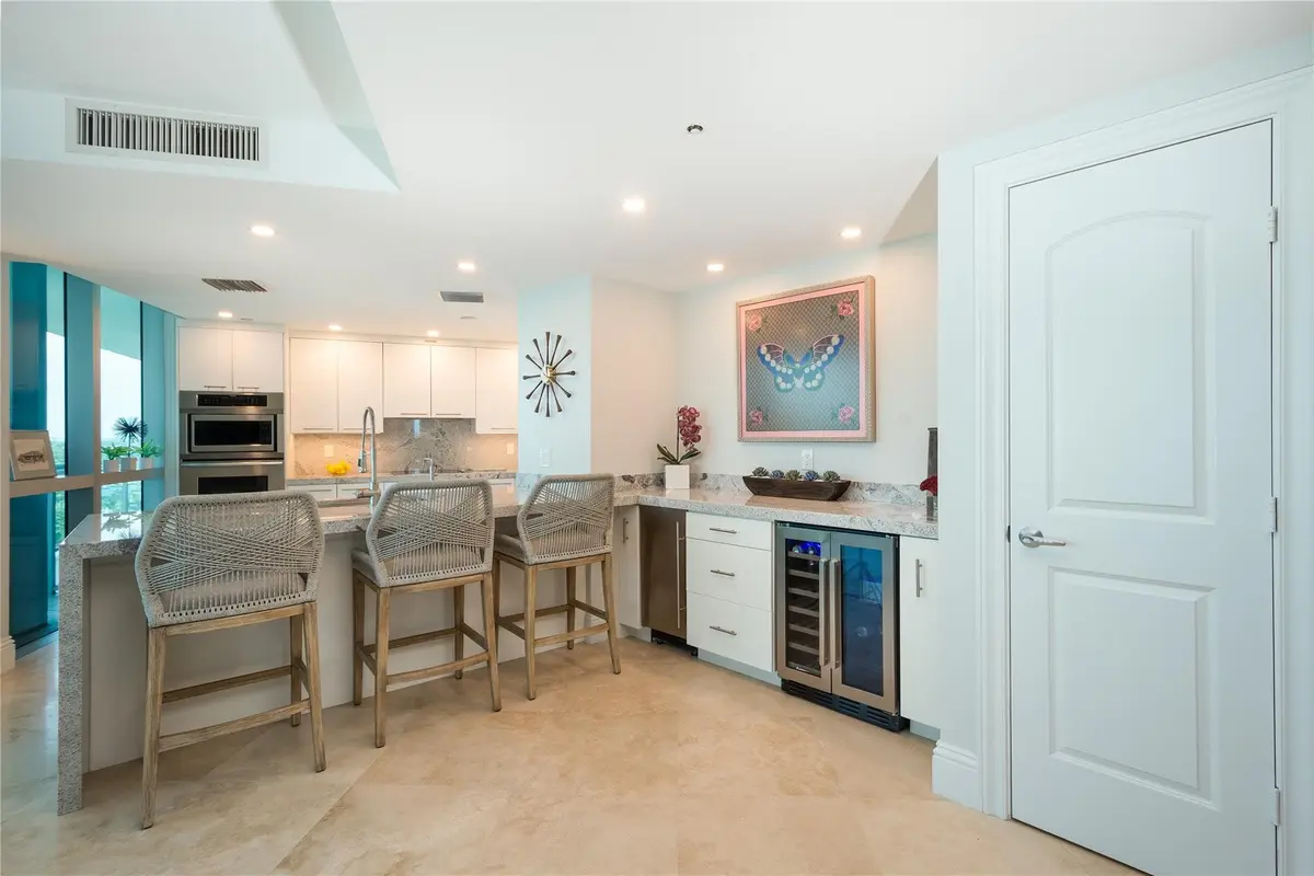 Eat-at kitchen island at 1200 Holiday Drive 705, Fort Lauderdale