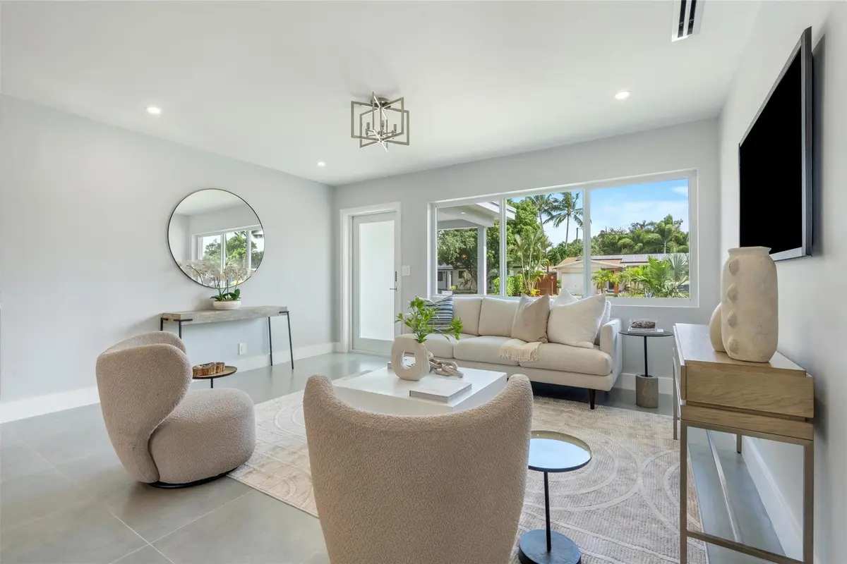 Photo 3 at 324 NE 28th Street, Wilton Manors