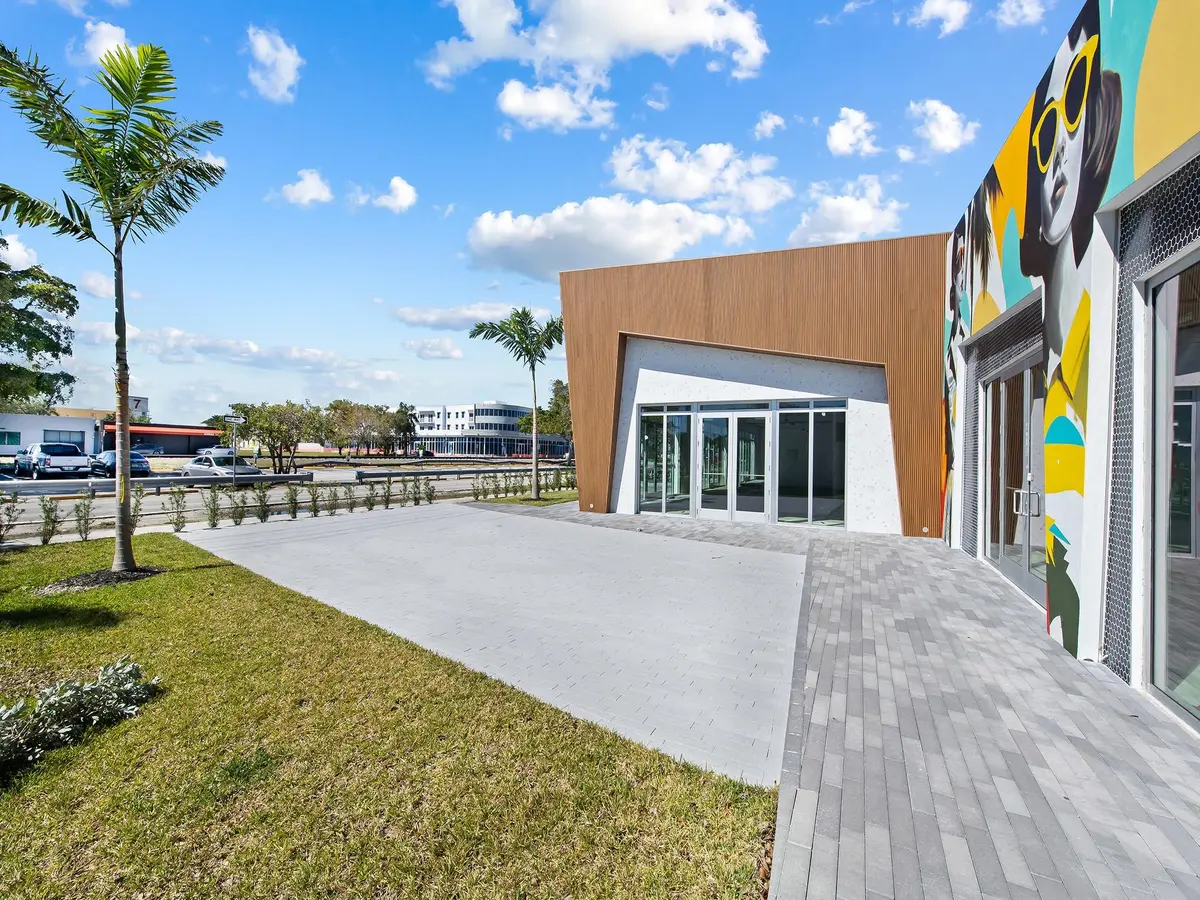 Photo 4 at 410 NE 1st Avenue, Hallandale Beach