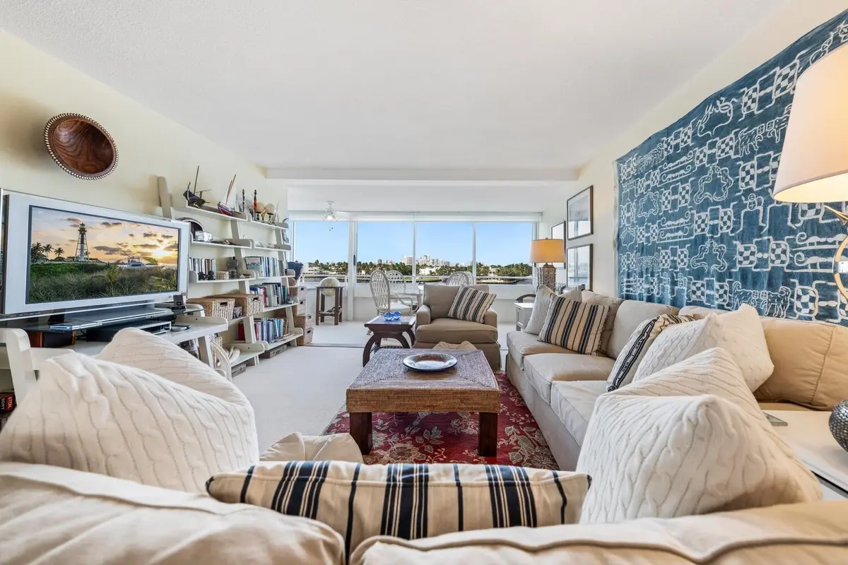 Photo 6 at 215 N Birch Road 4c, Fort Lauderdale