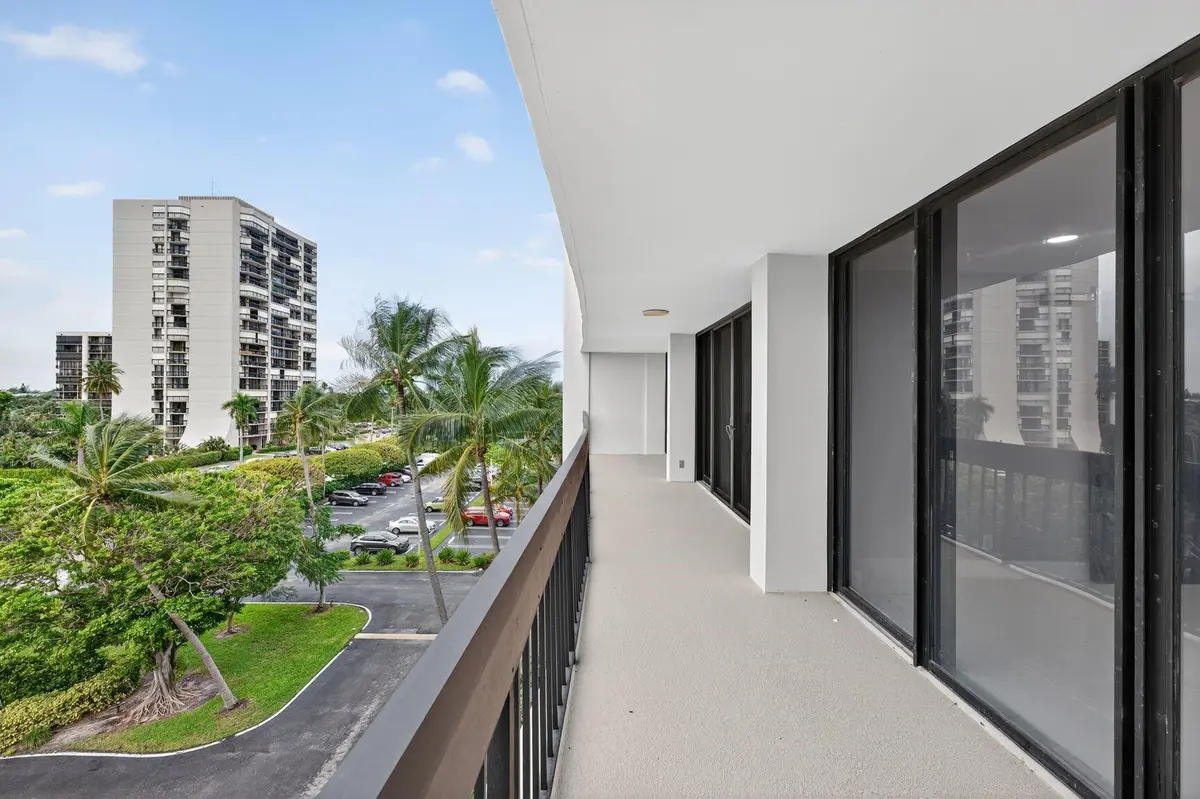 Photo 3 at 2400 Presidential Way 505, West Palm Beach