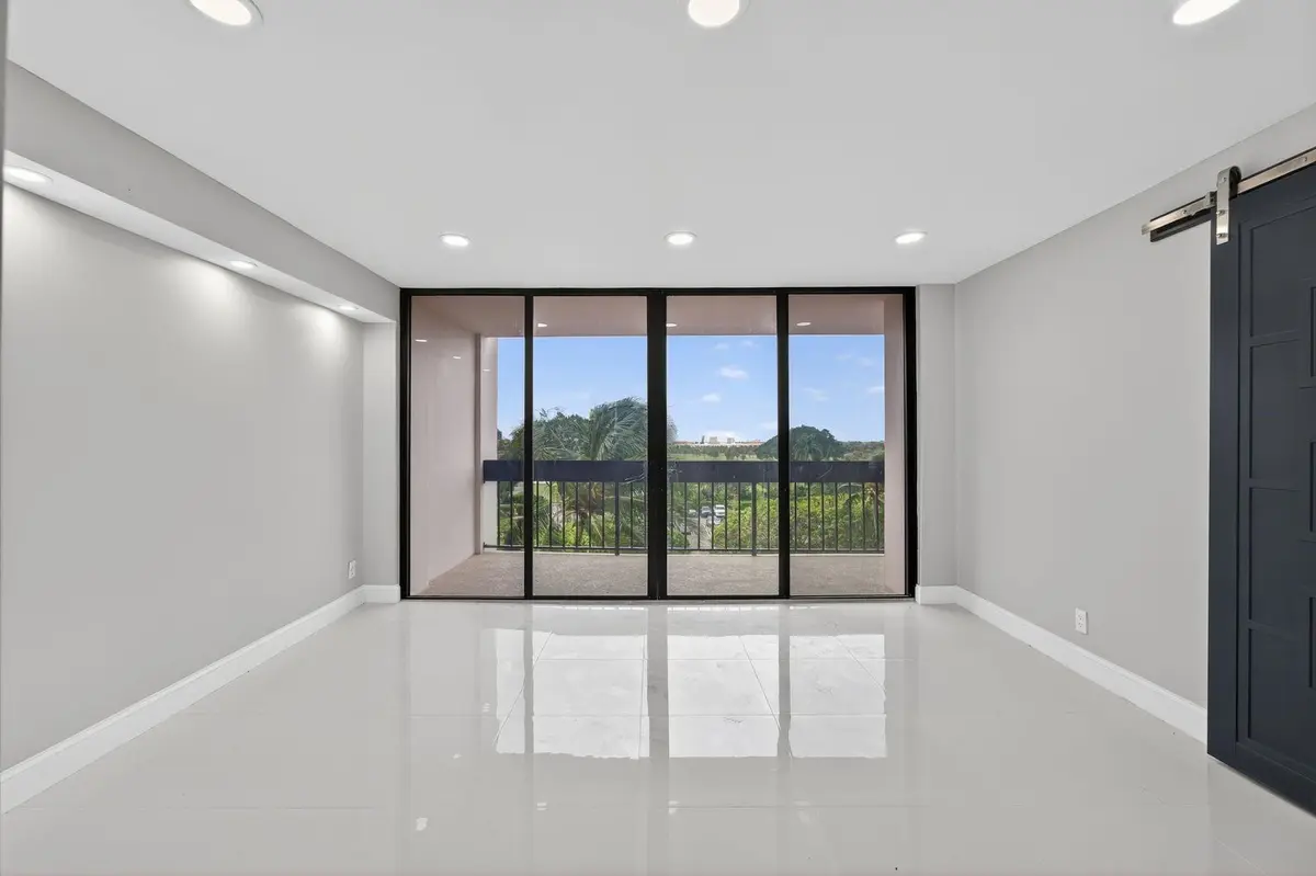 Photo 4 at 2400 Presidential Way 505, West Palm Beach