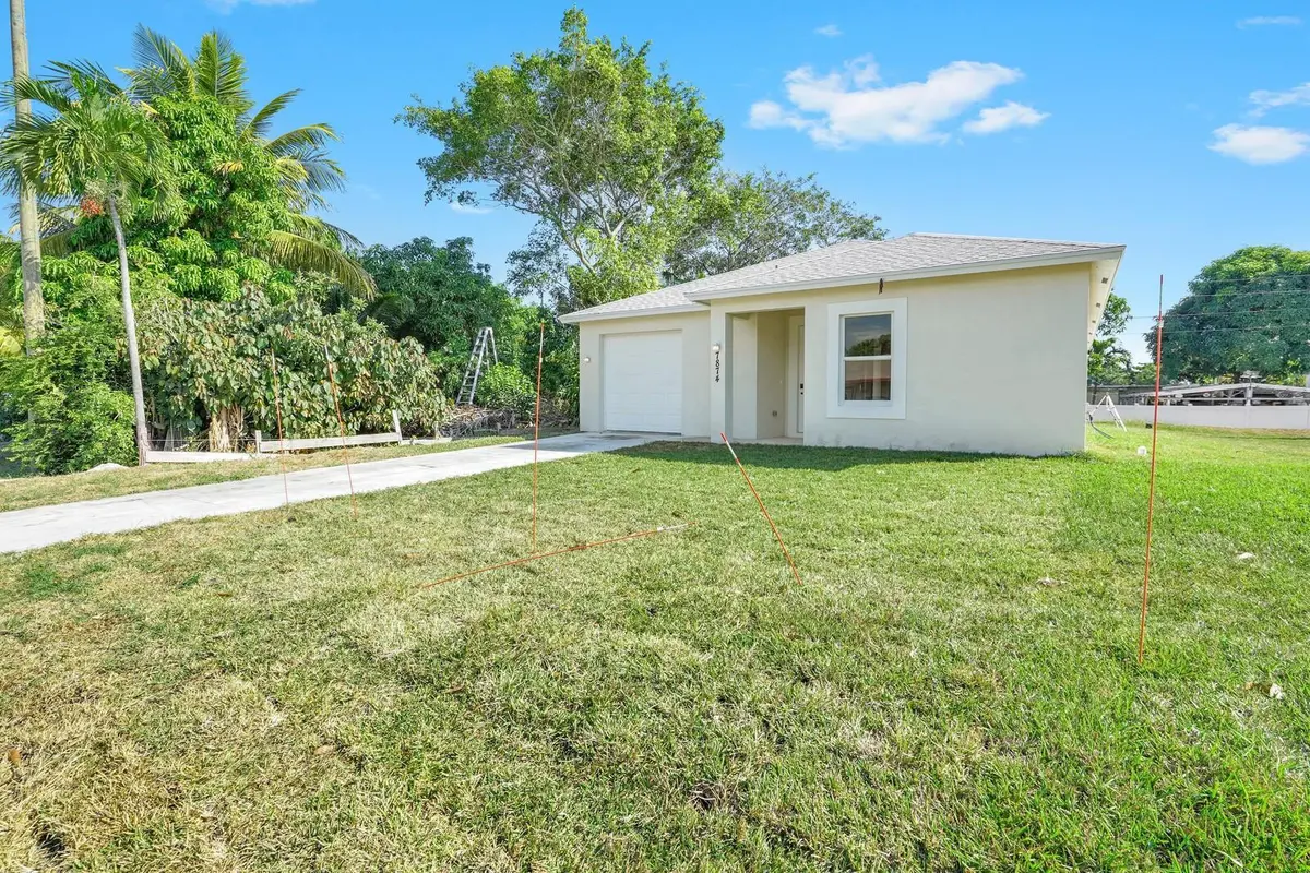 Photo 3 at 7874 Griswold Street, Lantana