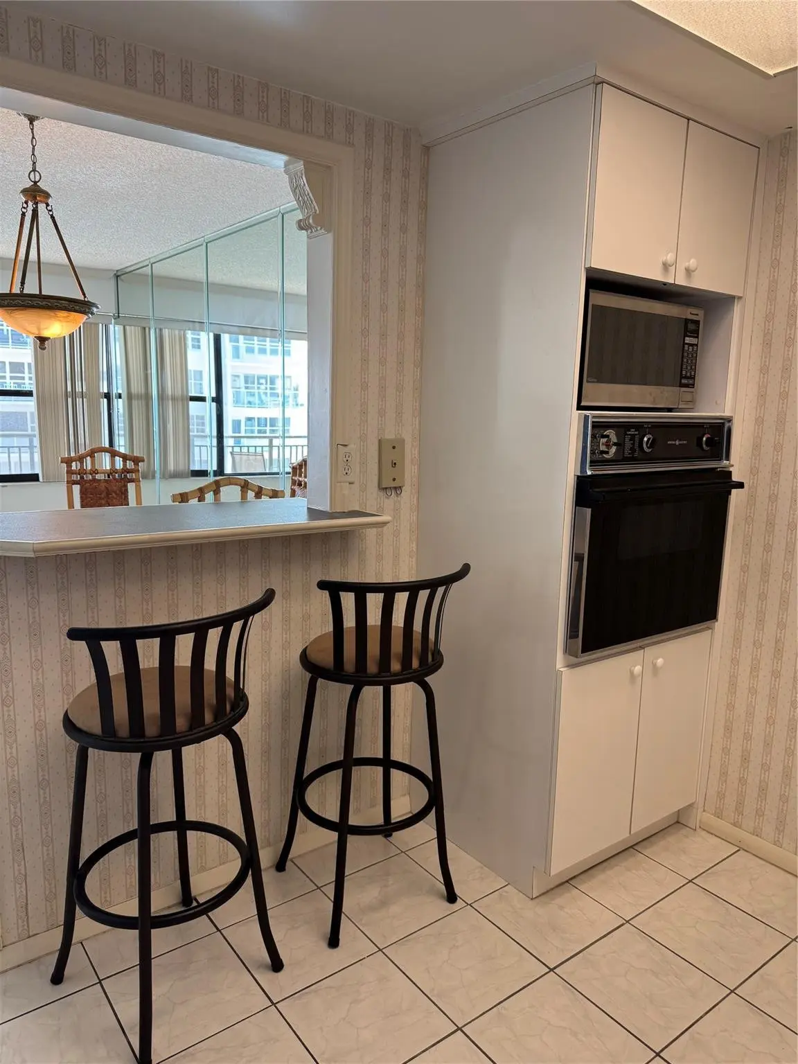 breakfast counter at 3800 Galt Ocean Drive 1508, Fort Lauderdale