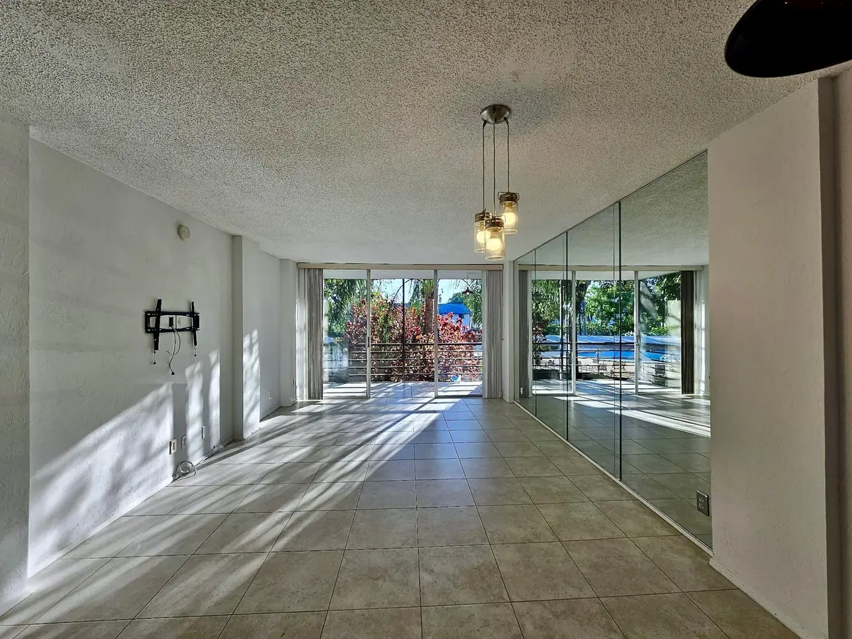 Photo 5 at 118 Royal Park Drive Unit 2e, Oakland Park