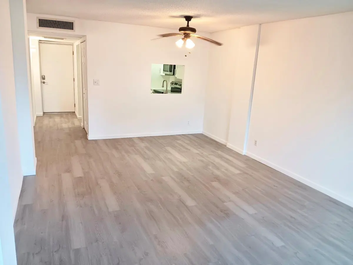 Photo 2 at 102 Royal Park Drive 3d, Oakland Park