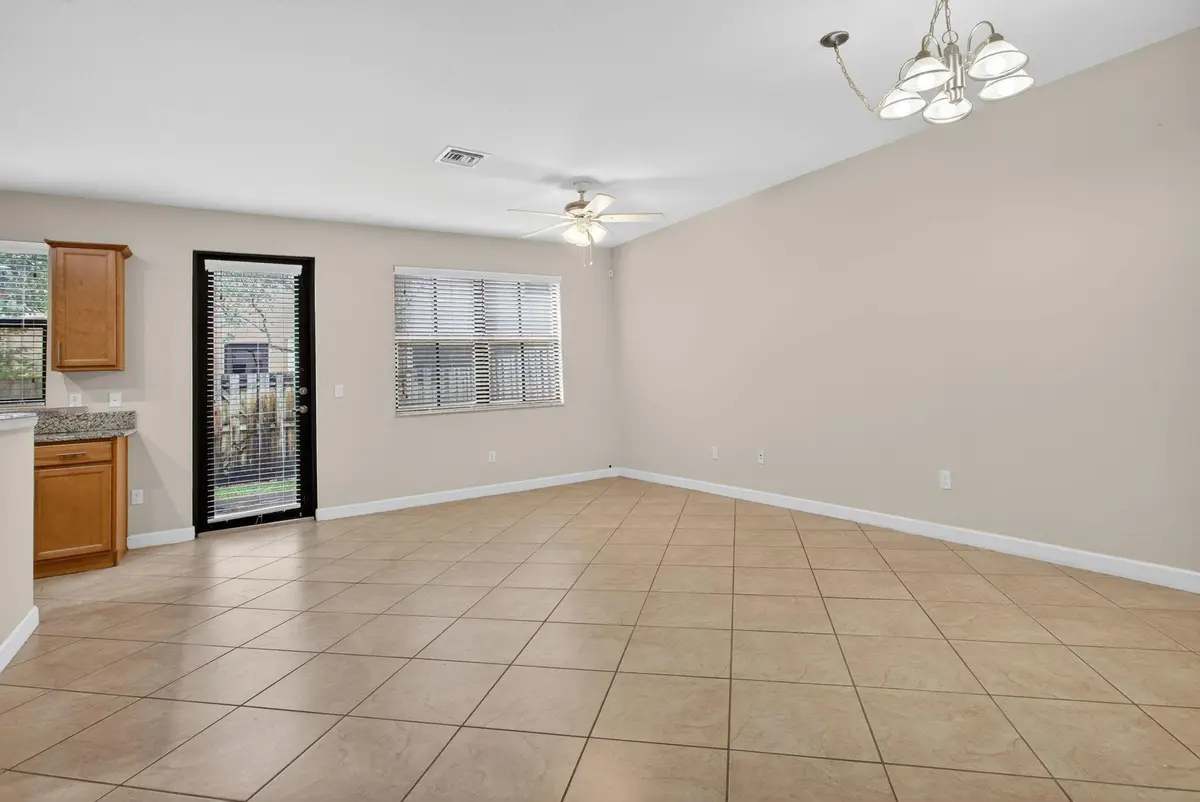 Photo 8 at 8435 Blue Cove Way 8435, Parkland