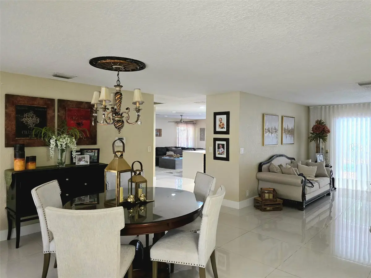 Dining area at 400 Bonaventure Boulevard, Weston