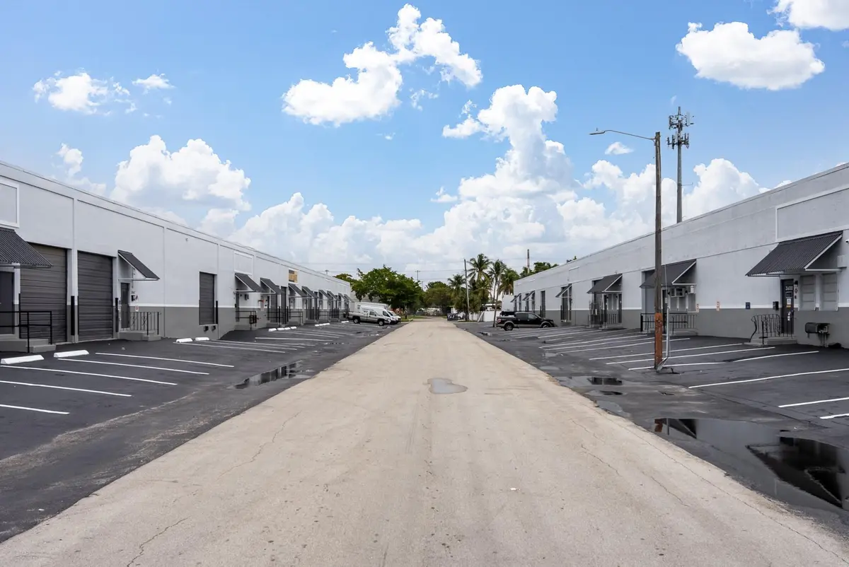 Photo 3 at 3600 NE 4th Avenue, Oakland Park
