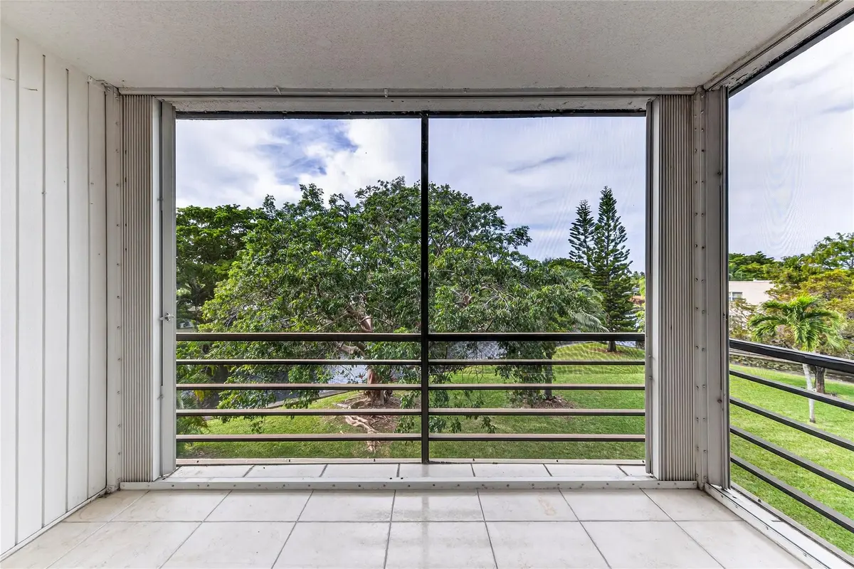 Photo 1 at 112 Royal Park Drive 3d, Oakland Park