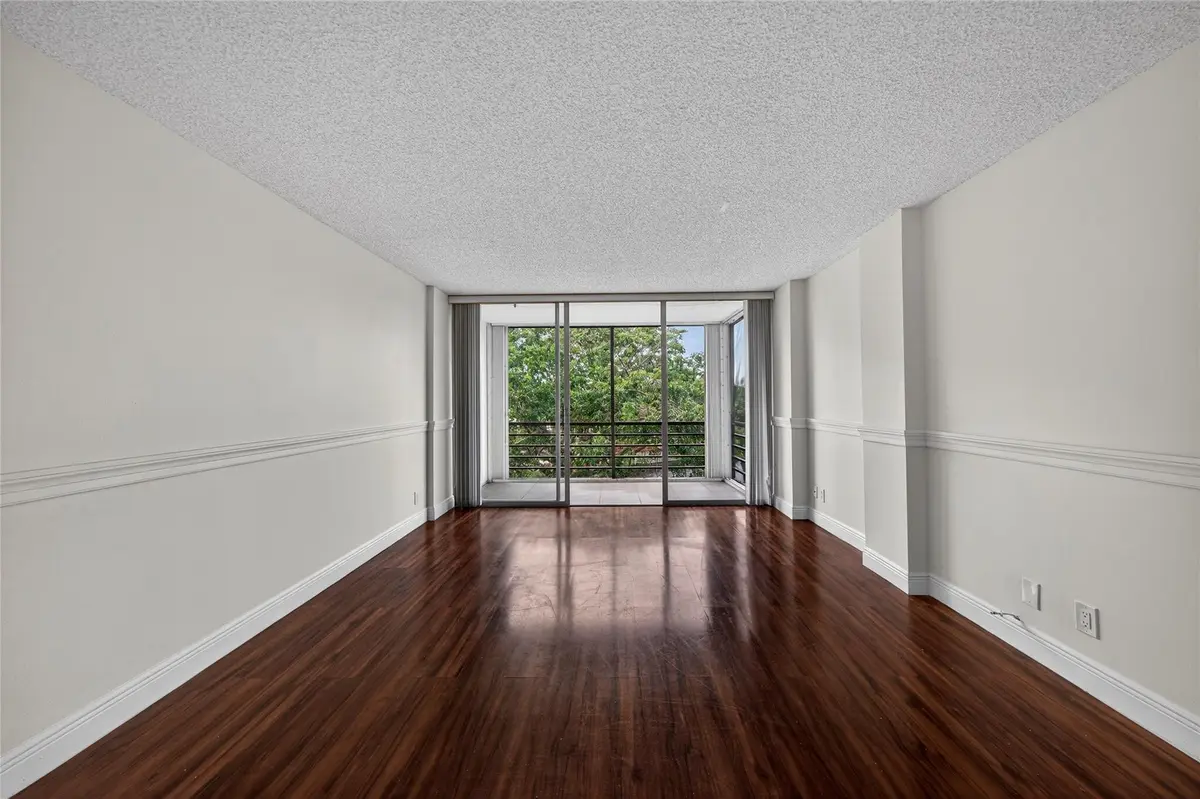 Photo 2 at 112 Royal Park Drive 3d, Oakland Park