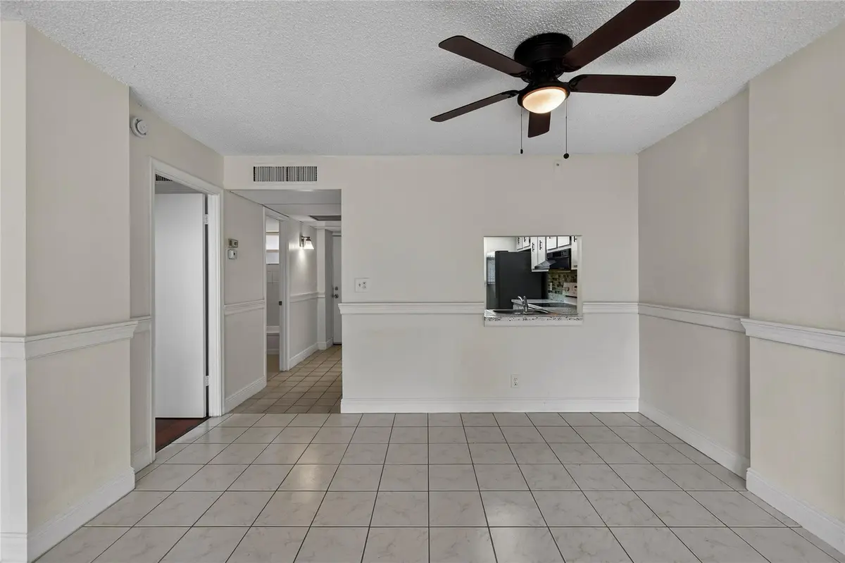 Photo 3 at 112 Royal Park Drive 3d, Oakland Park