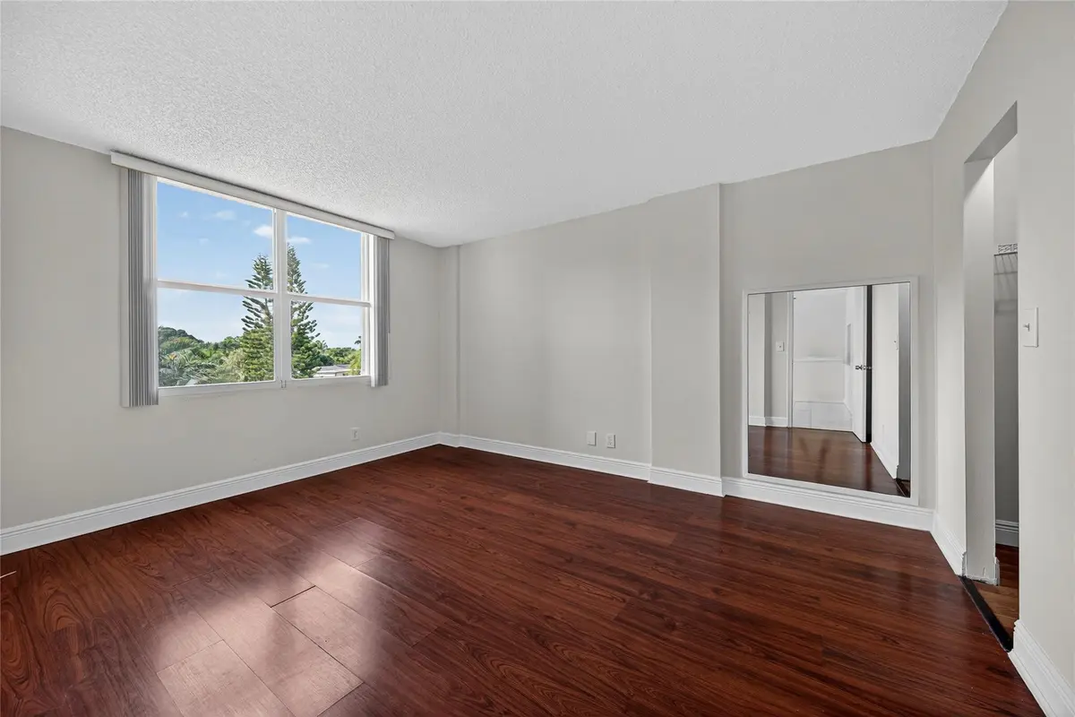 Photo 5 at 112 Royal Park Drive 3d, Oakland Park