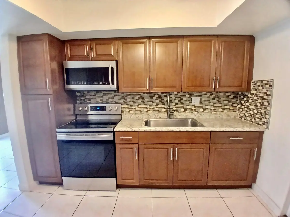 Photo 3 at 330 NW 205th Terrace, Miami Gardens