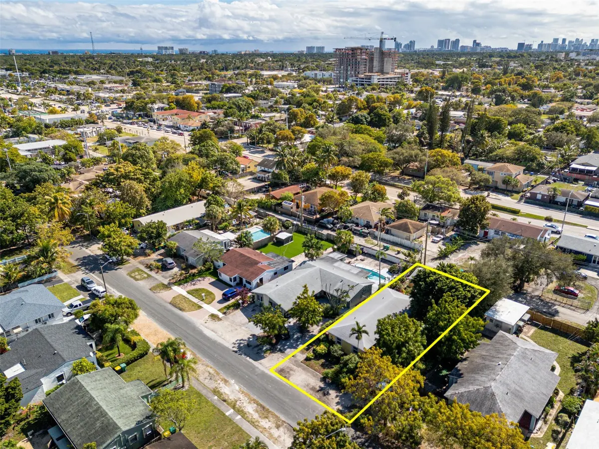 Photo 3 at 255 SW 15th Street, Dania Beach