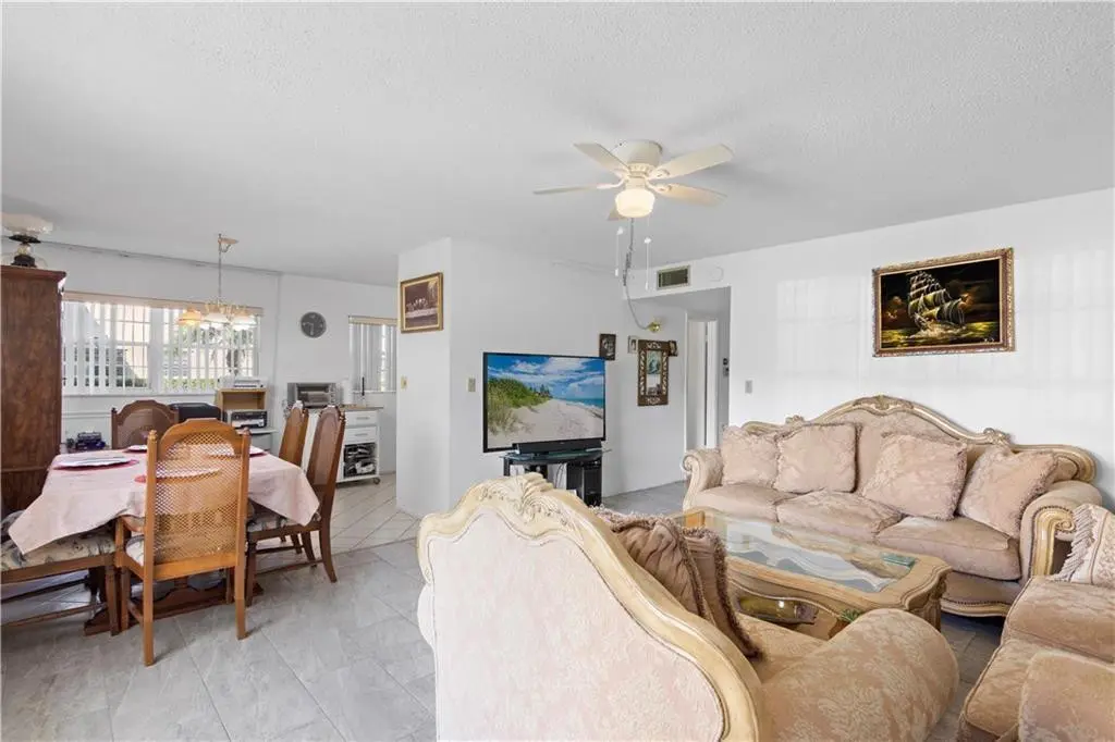 Photo 4 at 11 S Vista Palm Lane 102, Vero Beach