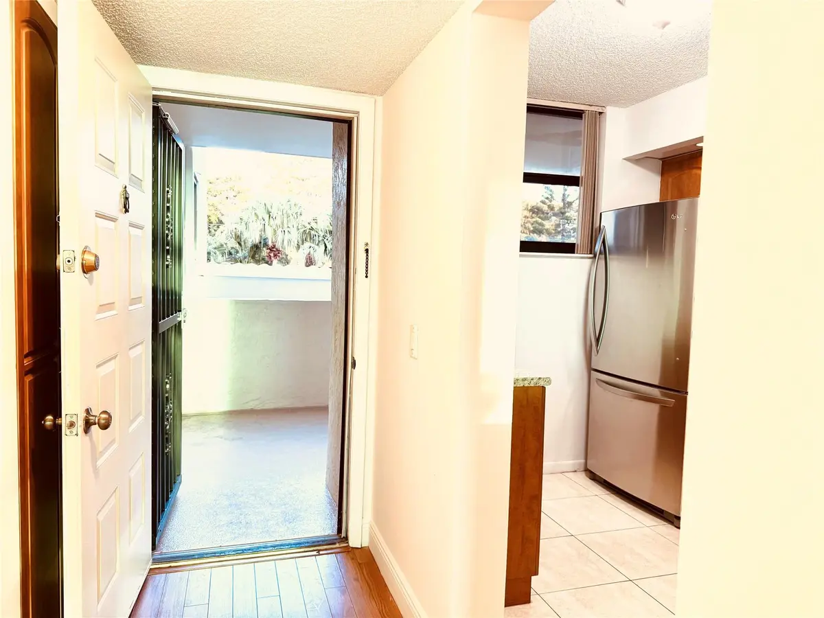 FoyerFoyer at 112 Lake Emerald 206, Oakland Park