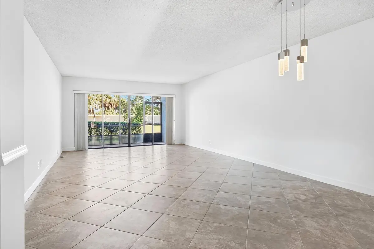 Expansive LR at 5021 Oak Hill Lane 115, Delray Beach