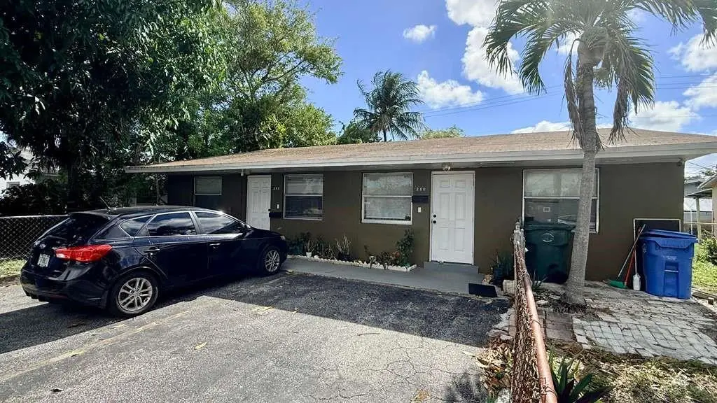 Photo 2 at 280 NE 40th Court, Oakland Park