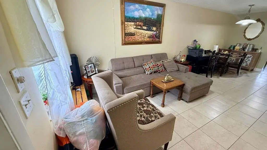 Photo 4 at 280 NE 40th Court, Oakland Park