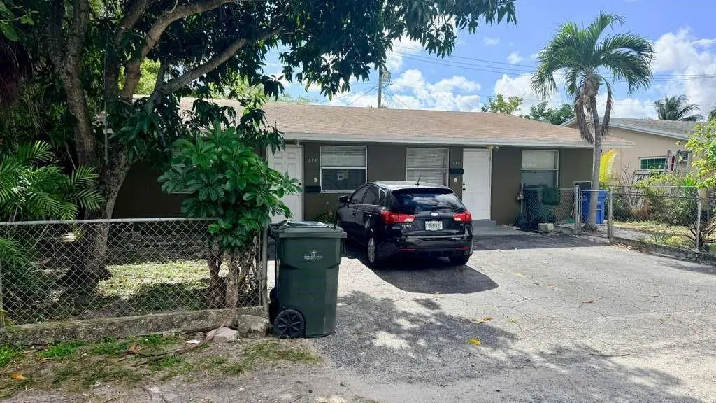 Photo 3 at 280 NE 40th Court, Oakland Park