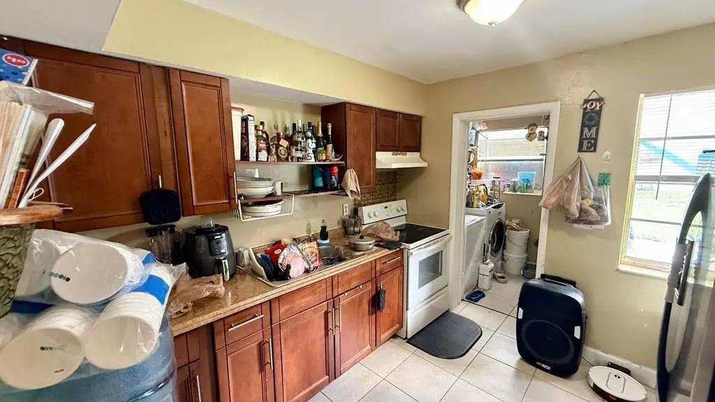 Photo 8 at 280 NE 40th Court, Oakland Park