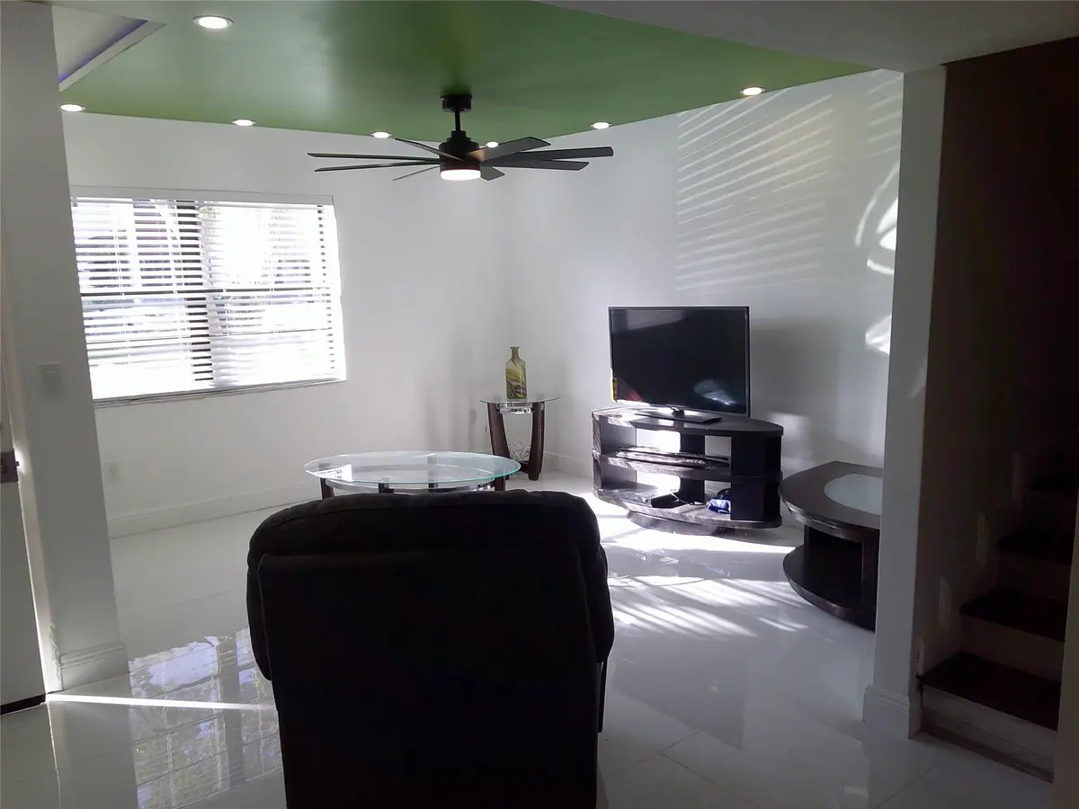 Photo 2 at 3810 SW 52nd Avenue 3810, Hollywood