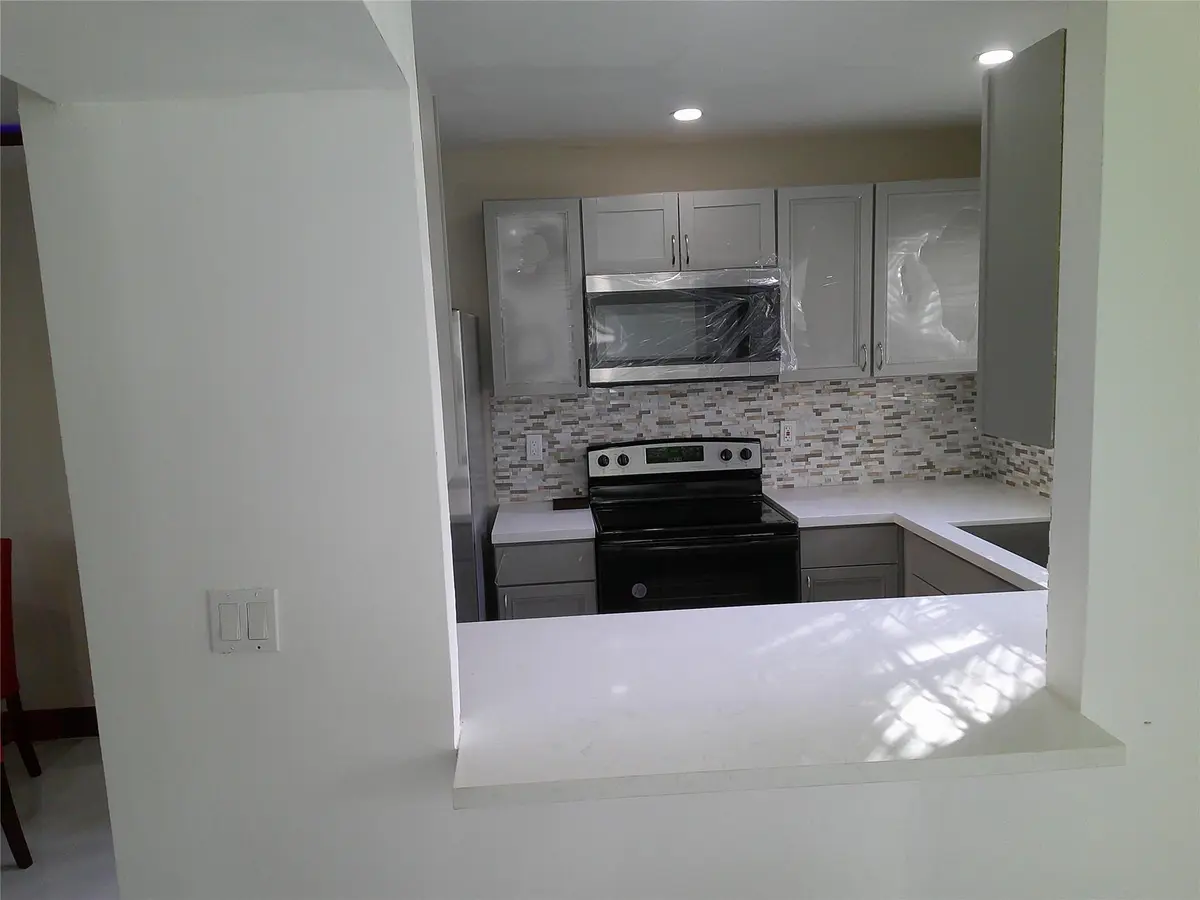Photo 7 at 3810 SW 52nd Avenue 3810, Hollywood