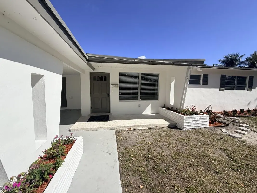 Photo 4 at 607 N Golf Drive, Hollywood