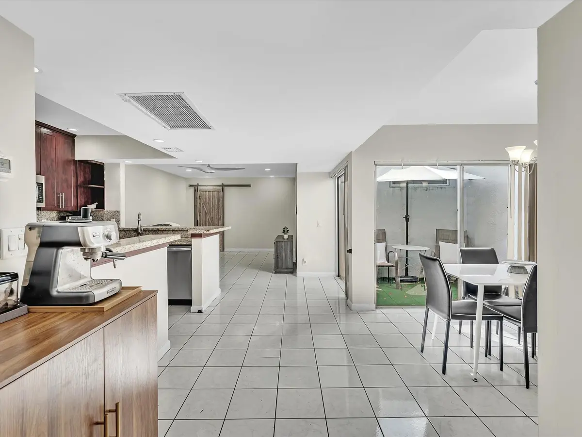 Photo 3 at 2551 N 40th Avenue 2551, Hollywood