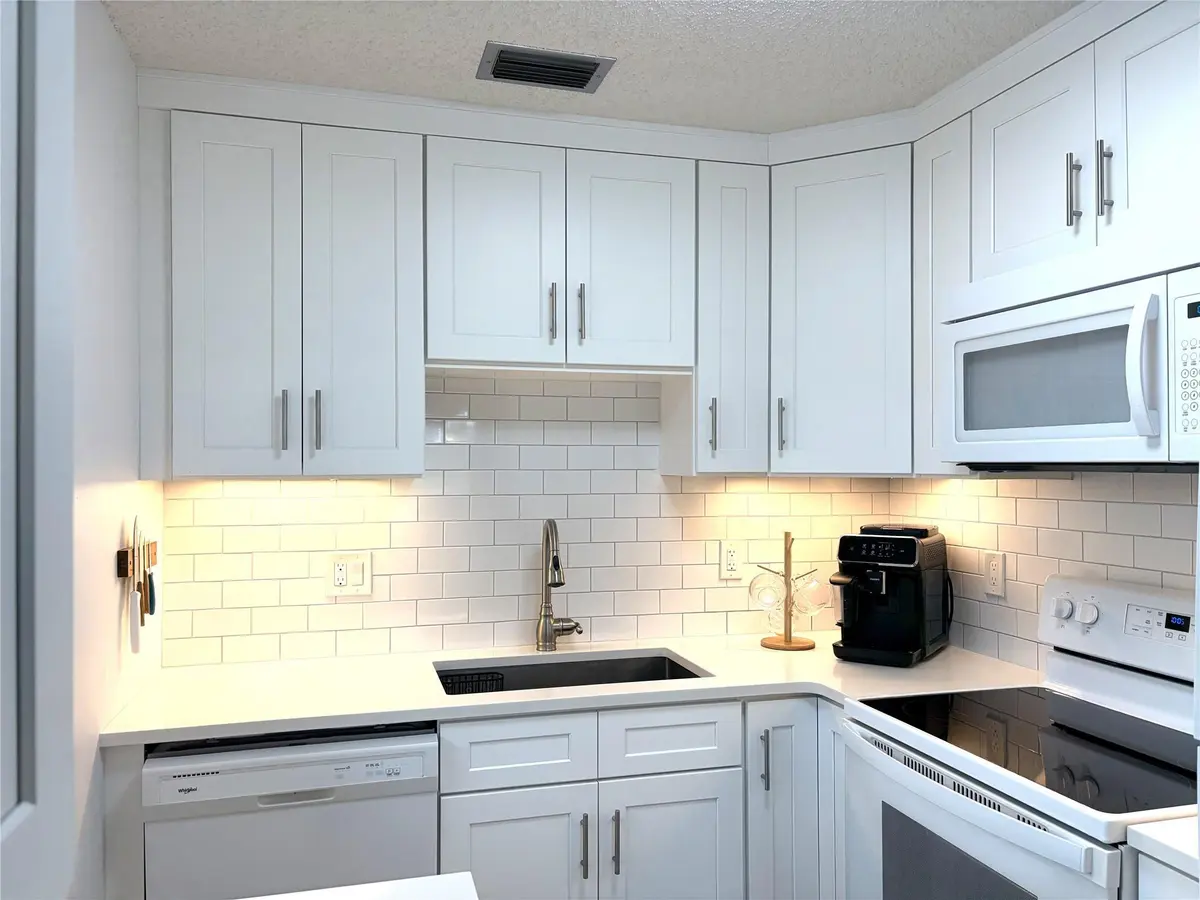 Kitchen at 34 Pine Arbor Lane 203, Vero Beach