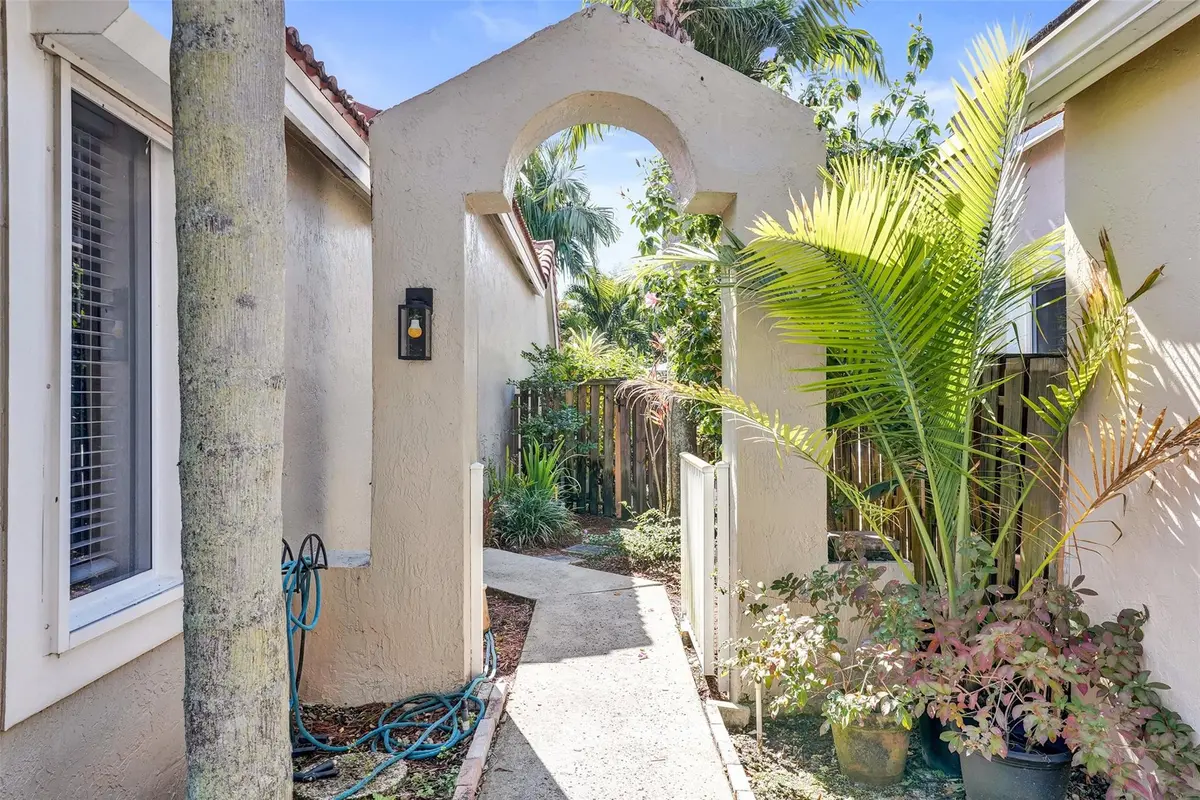 Photo 4 at 10108 NW 4th Street, Plantation