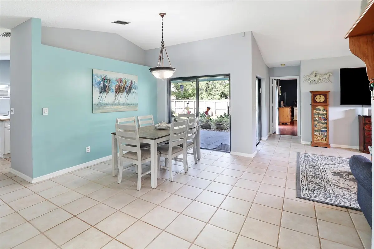dining at 231 SE 9th Street, Dania Beach