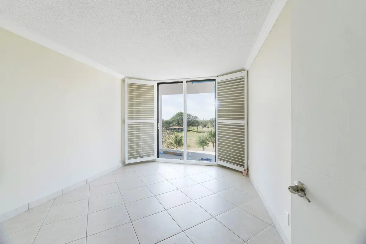 Photo 7 at 3800 N Hills Drive 402, Hollywood