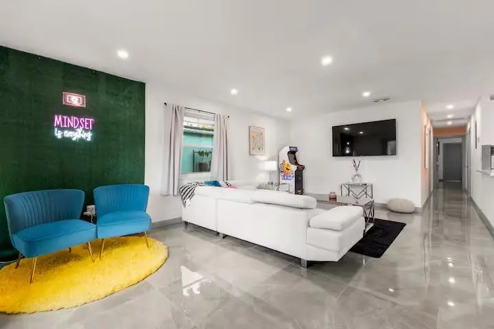 Photo 3 at 909 SW 16th Street, Fort Lauderdale