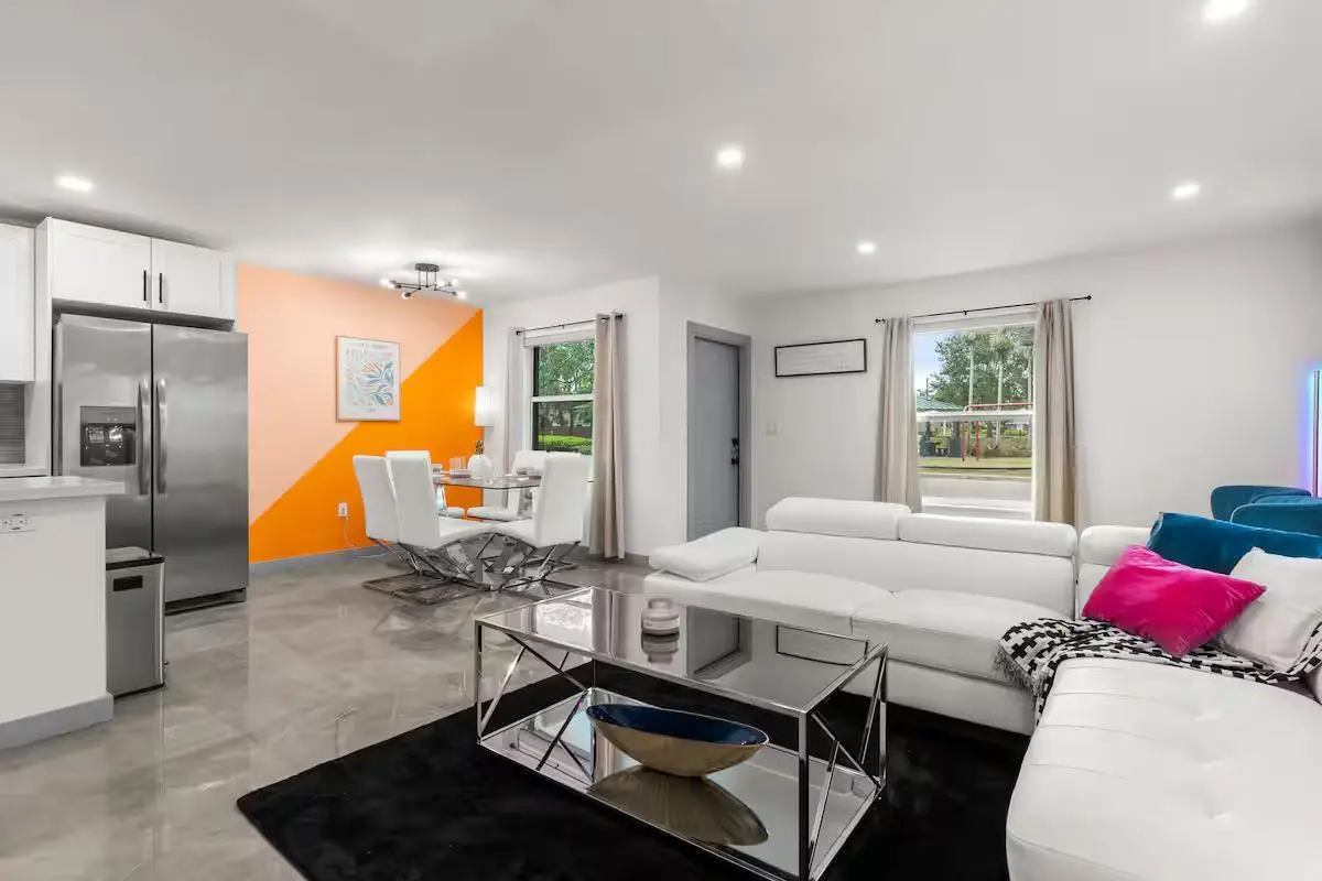 Photo 4 at 909 SW 16th Street, Fort Lauderdale