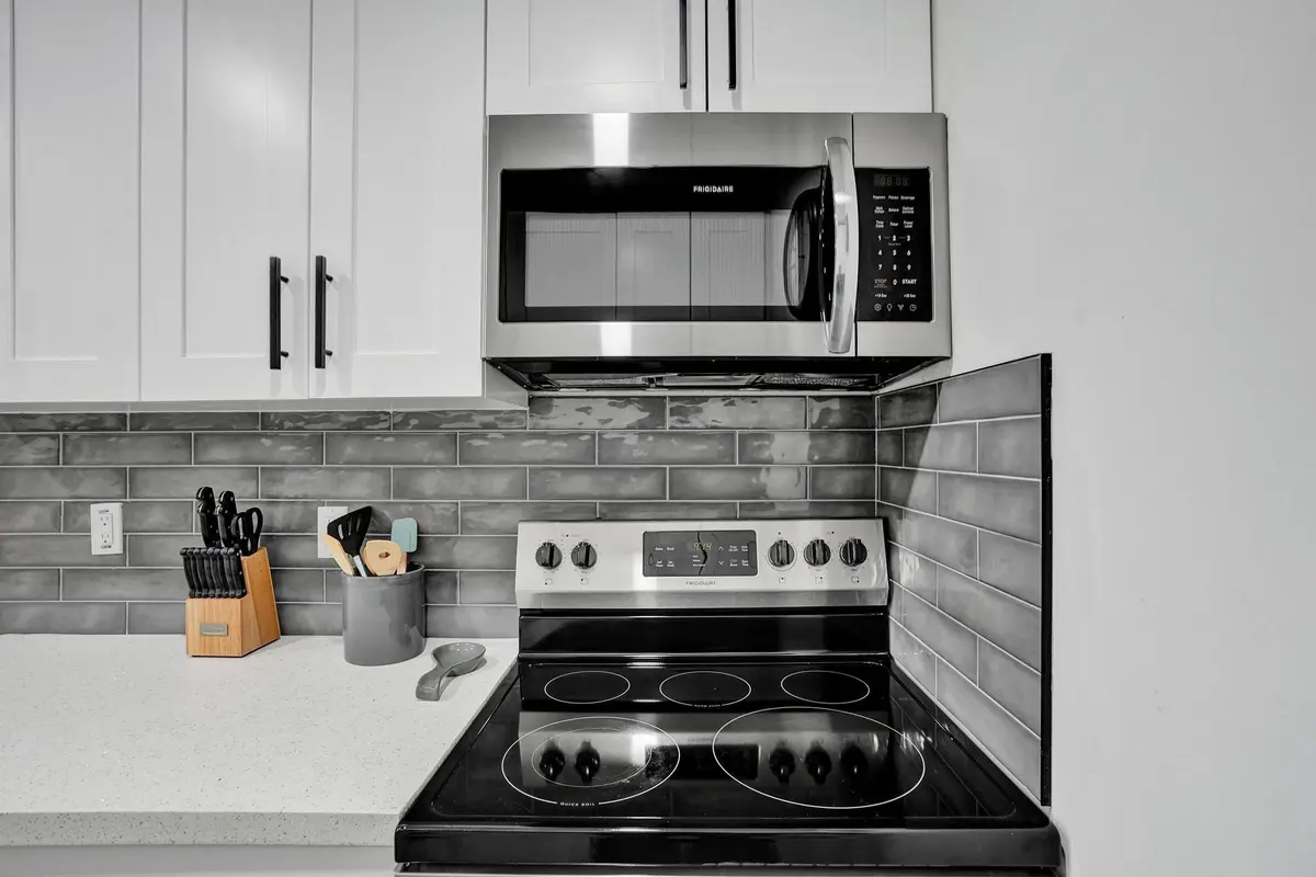 Photo 8 at 909 SW 16th Street, Fort Lauderdale